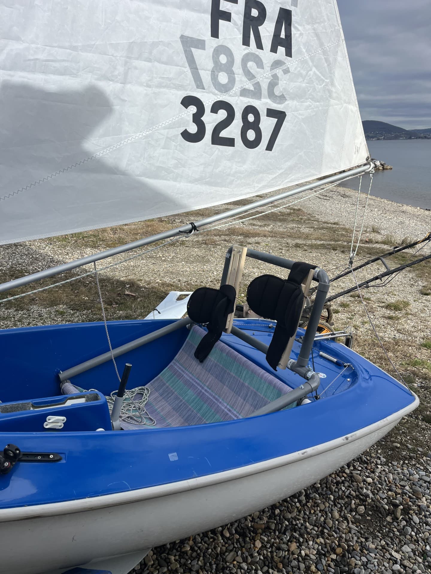 Support de nuque installé dans le cockpit d'un dériveur Hansa 303