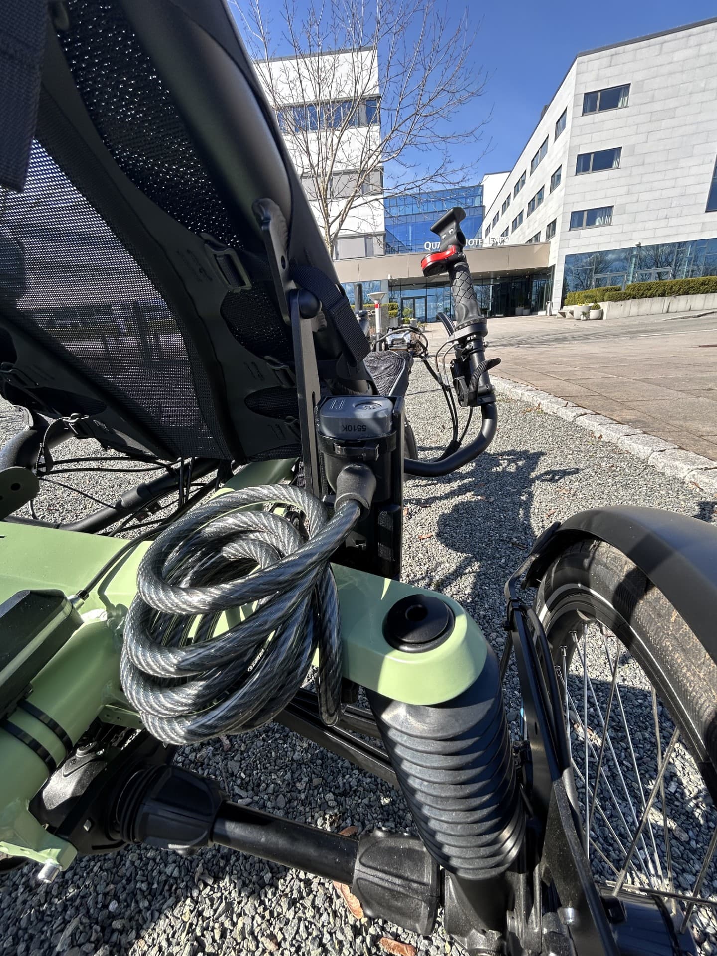 Antivol à câble installé sur un tricycle adapté, manipulable d'une seule main