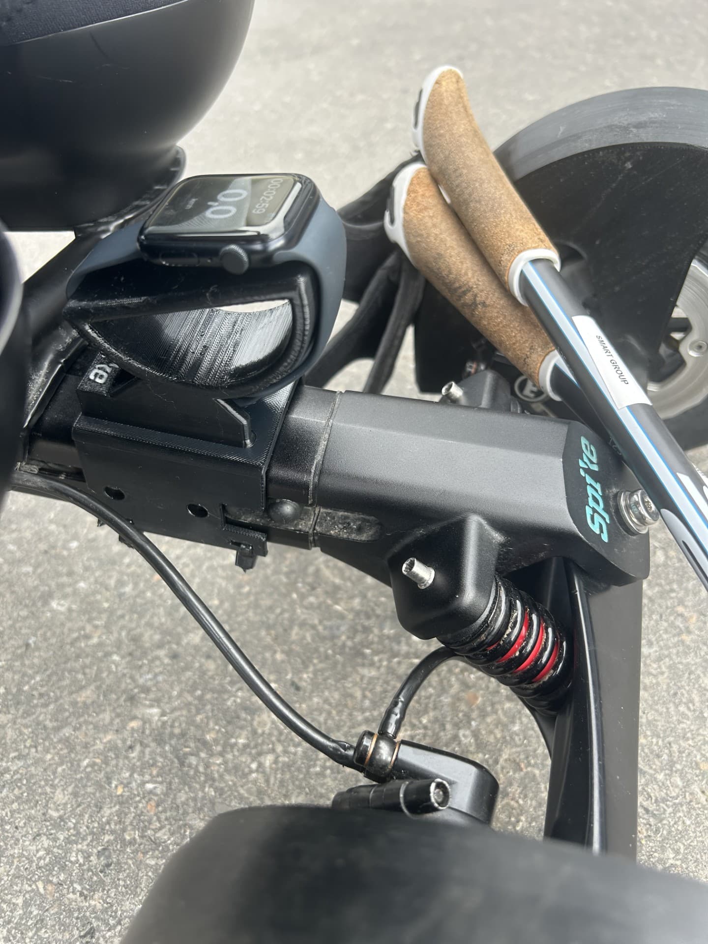 Support de montre fixé sur le cadre d'un vélo couché, écran lisible sans lâcher les commandes